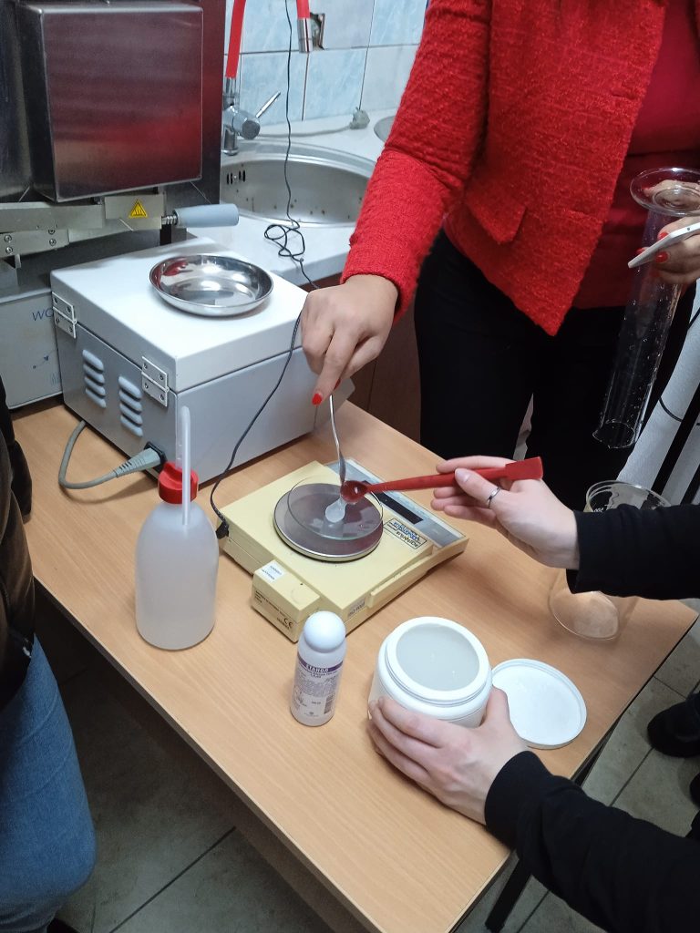 Техничар за козметички и хемиски производи